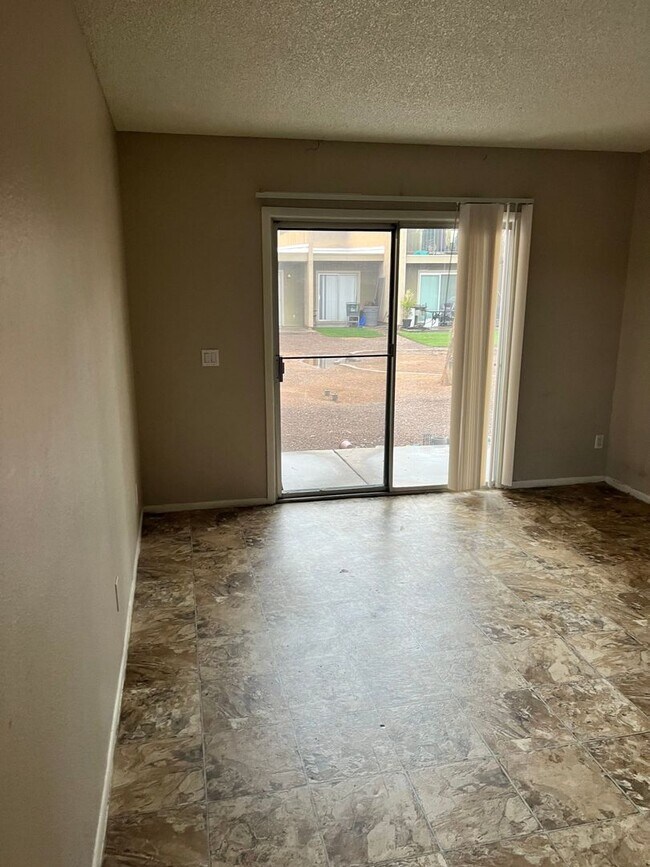 Building Photo - 2813 E Paradise Ln