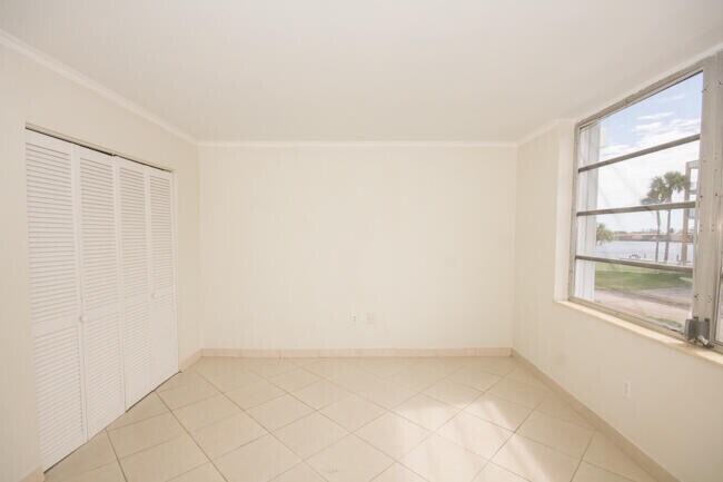 Building Photo - 301 Croton Ave