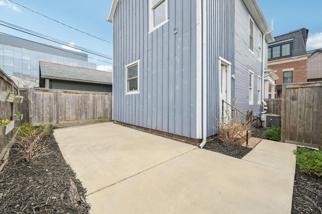 Building Photo - 565 Lathrop St
