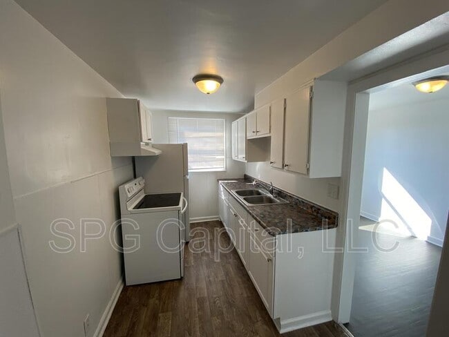 Building Photo - 2529 Derry St