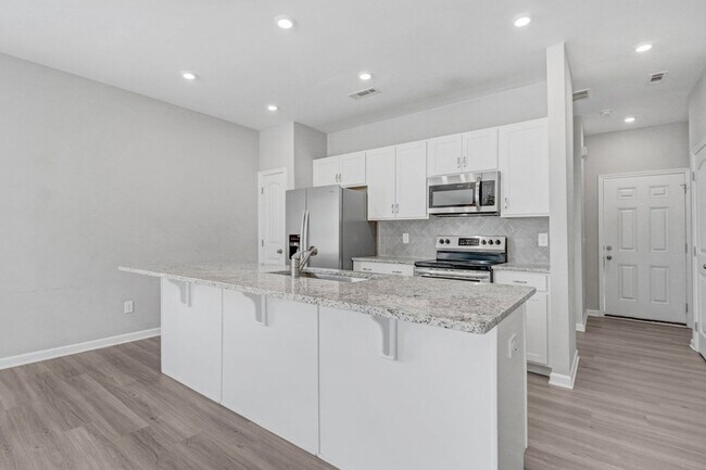 Building Photo - DRAKE ESTATES 3 BR | 2 BA Townhome w/ 2-Ca...