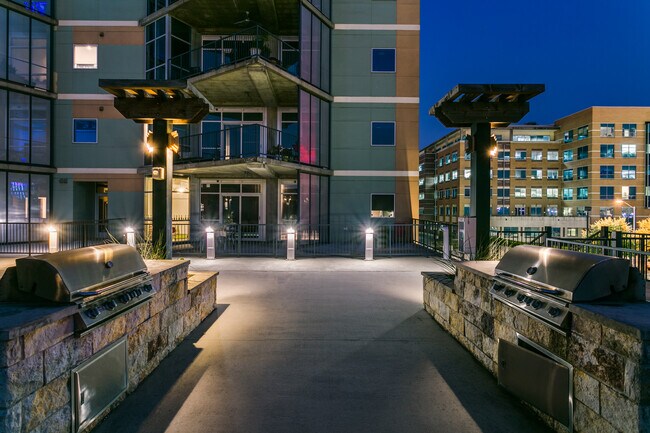 Building Photo - 1001 Belleview St