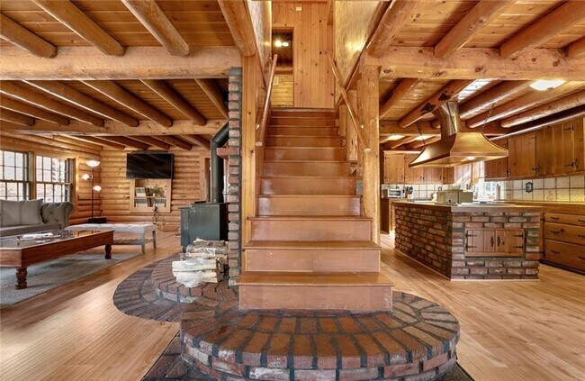Building Photo - 15921 Wildwood Dr