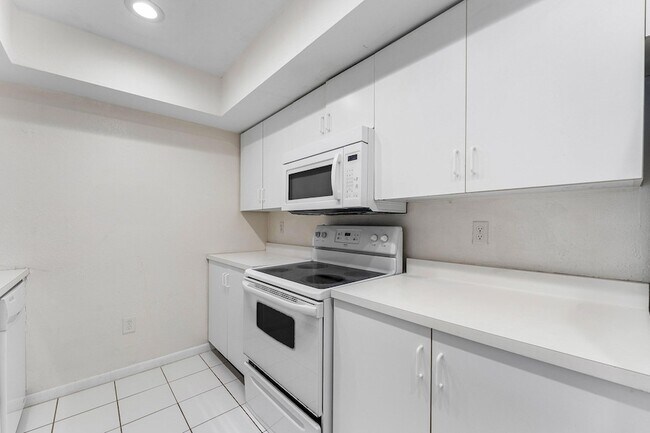 Building Photo - 170 Waterside Dr
