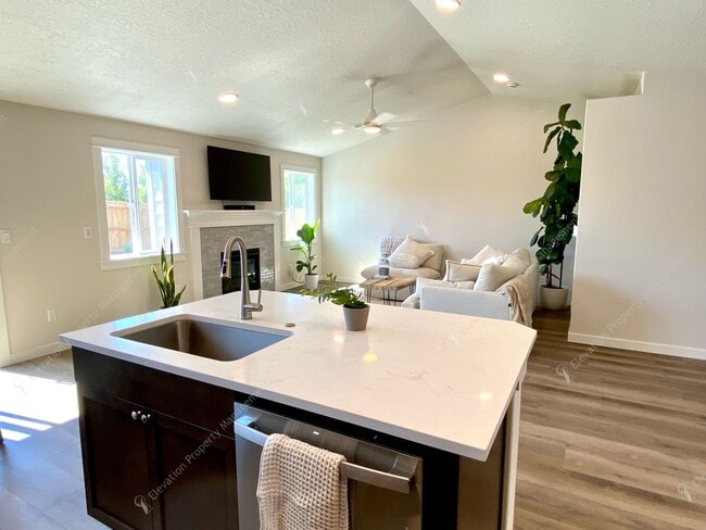 Building Photo - Modern Comfort in Northwest Redmond