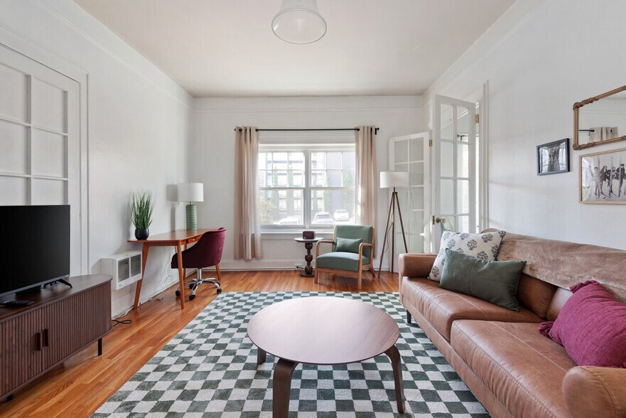 Building Photo - 2015 NW Flanders St