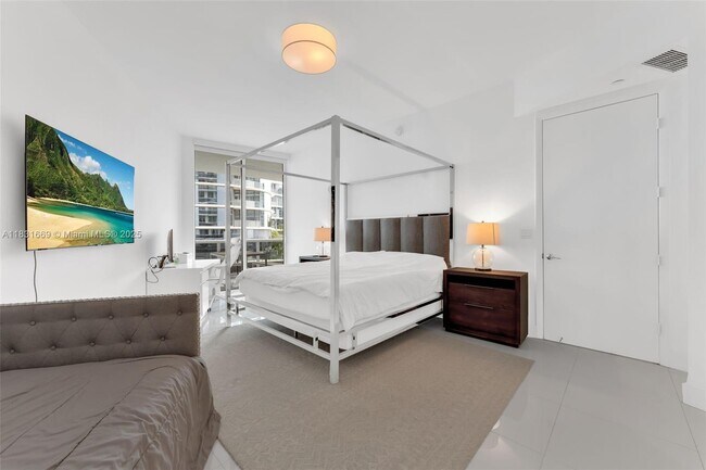 Building Photo - 15811 Collins Ave