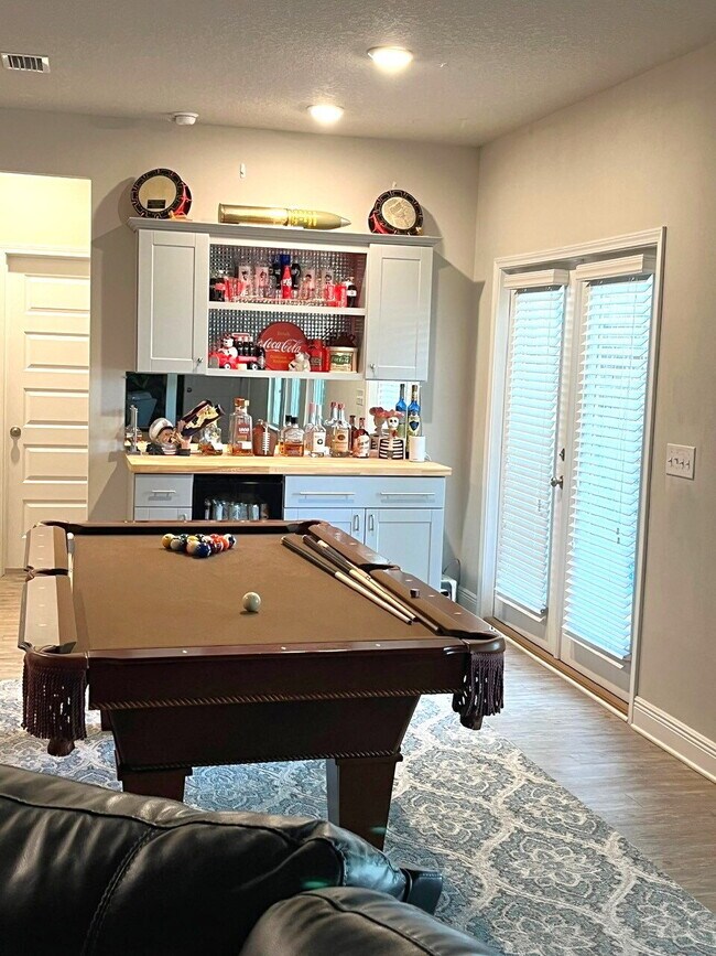 Building Photo - Beautiful 5 Bedroom Home with Pool in Holl...