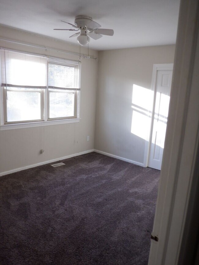 Building Photo - Downs1345-1347