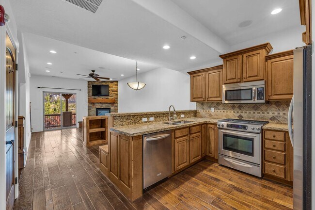 Building Photo - Parks Edge Townhome - BEST PRICE -$2700 pe...