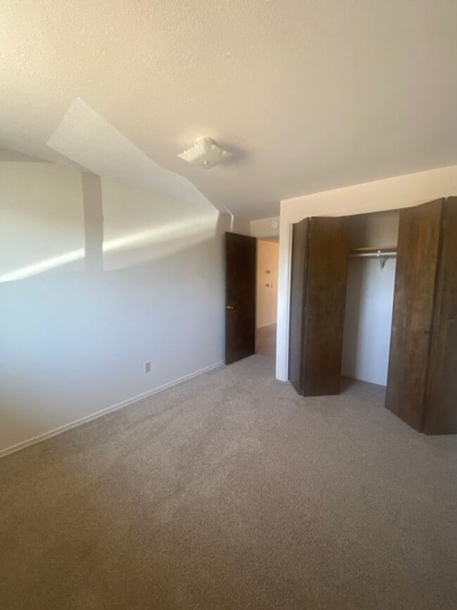 Building Photo - Charming 2 Bedroom Duplex With Fenced Yard...