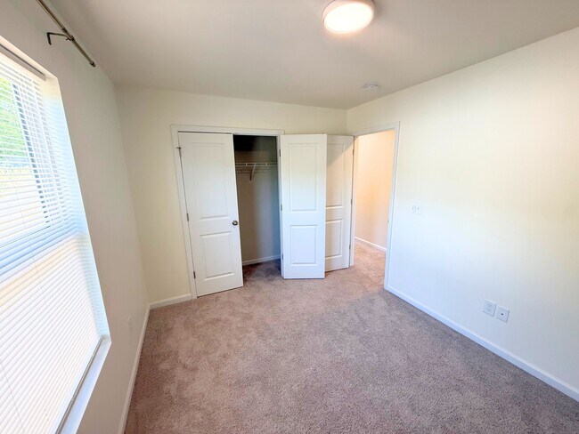 Building Photo - 106 White Rapids Way