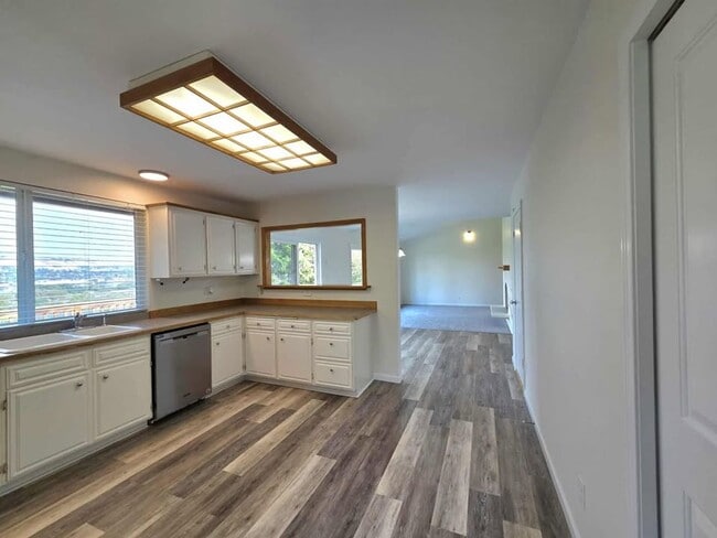 Building Photo - Stunning 4 Bedroom, 3 Bathroom Home, with ...