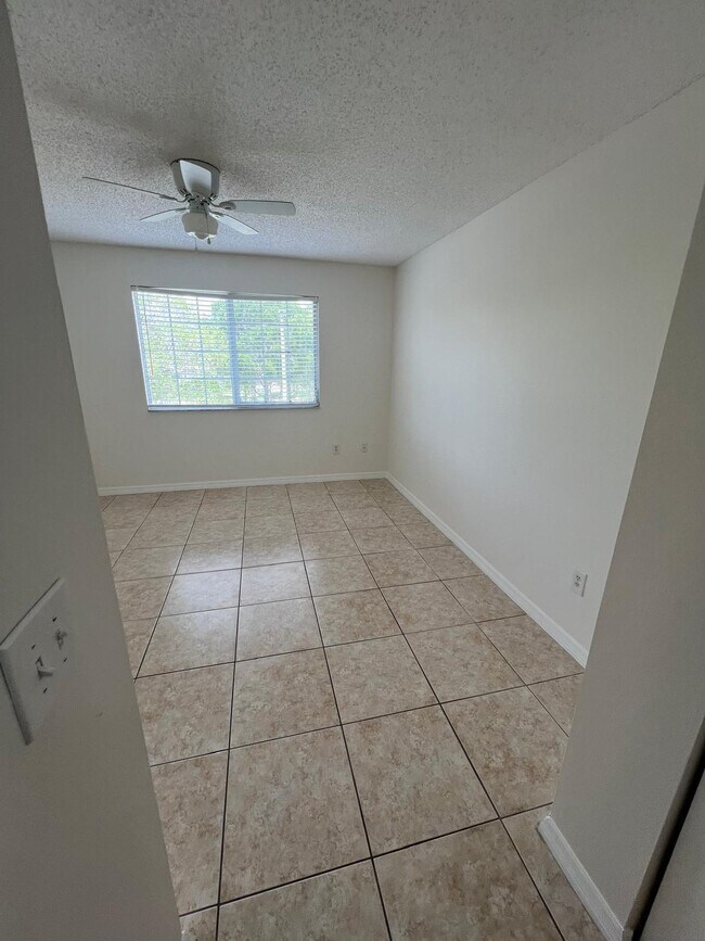 Building Photo - 500 Crestwood Ct N
