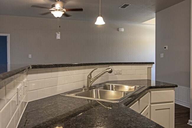 Building Photo - 7019 Tanglehead Dr