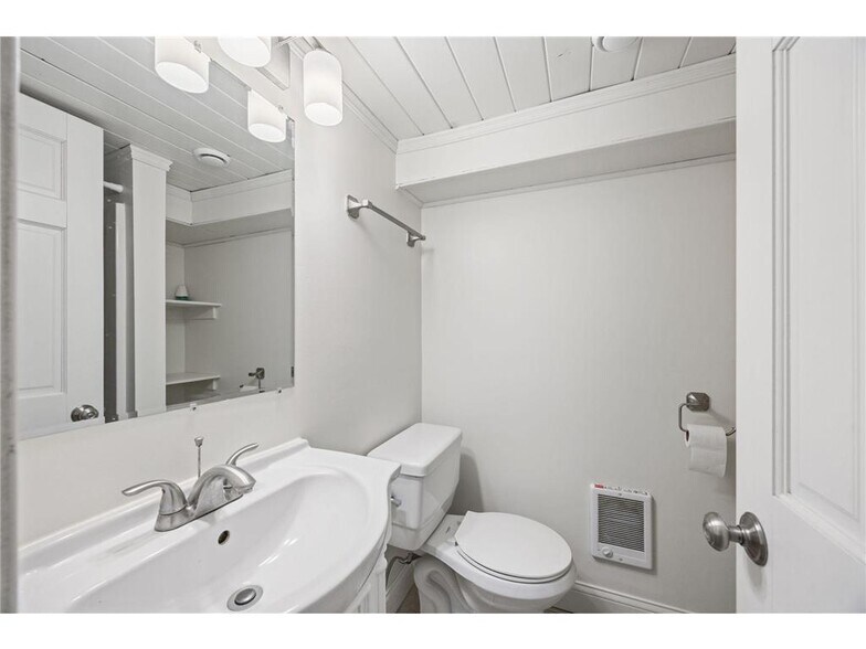 Building Photo - 210 Warwick St SE