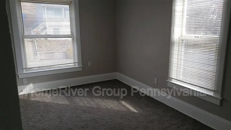 Building Photo - 806 Cowan Ave