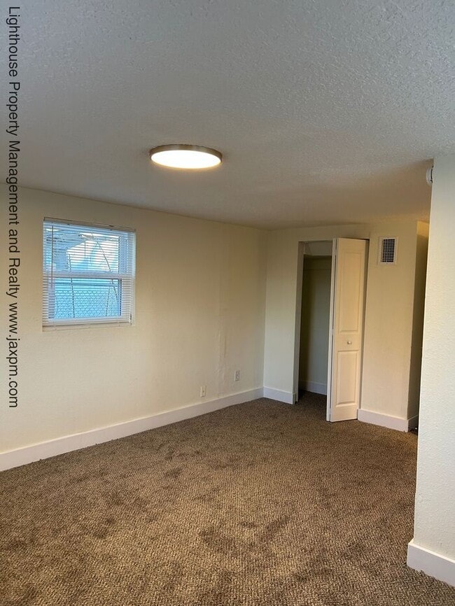 Building Photo - Beautiful 5 Bedroom Home With Modern Updates Throughout