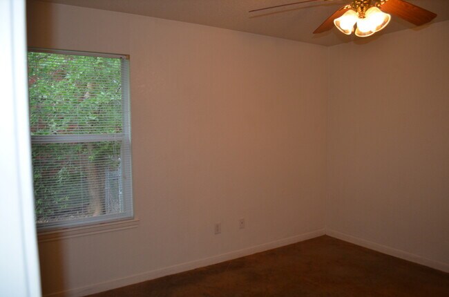 Building Photo - 501 Bonnie Dr