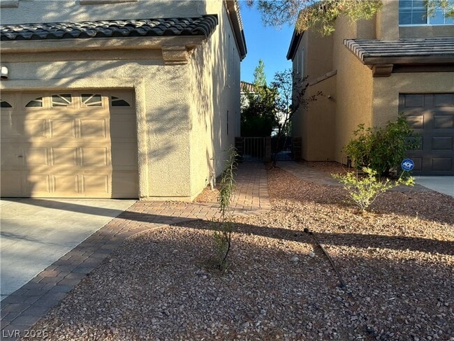 Building Photo - 10021 Calabasas Ave