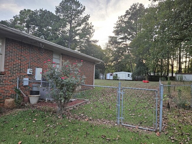 Building Photo - 2832 Clyburne St