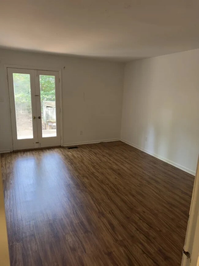 Building Photo - Raleigh Townhouse on Kentwood Park w/ fenced yard