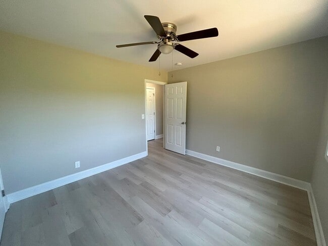 Building Photo - Updated two bedroom condo in Hampstead!