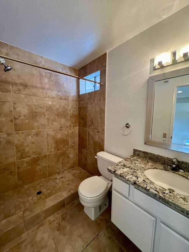 Building Photo - Spacious 4BD/2.5Bth Home in Rancho Penasqu...