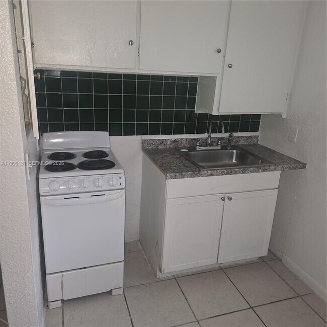 Building Photo - 8012 NW 5th Ct