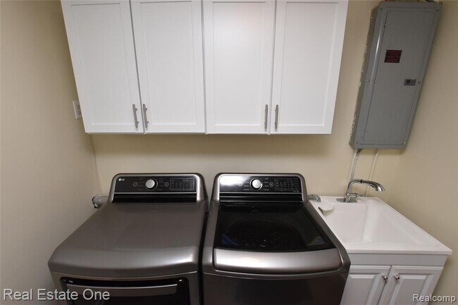 Building Photo - 3234 Whitfield Dr