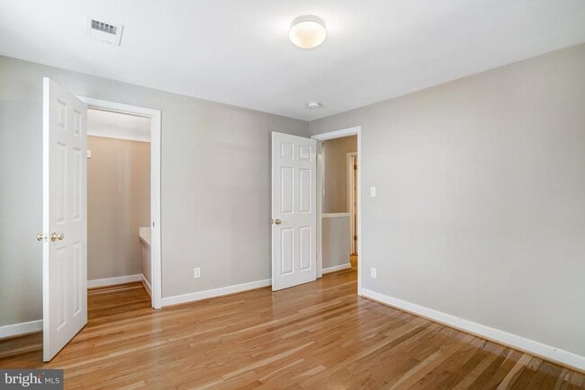 Building Photo - 1424 N Longfellow St