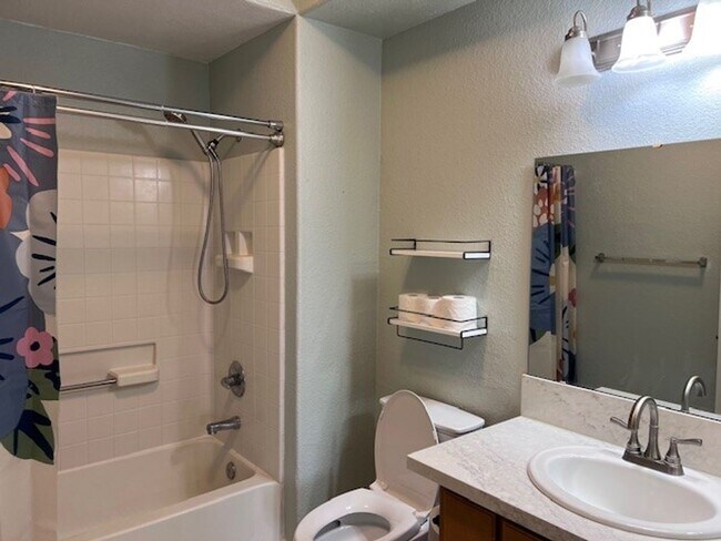 Building Photo - Beautifully updated condo in gated community. Sparkling pool. Stainless steel appliances and lami...