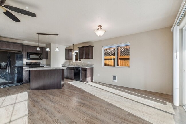 Building Photo - Adorable 3 bedroom. 2.5 bathTownhome in Columbia Falls