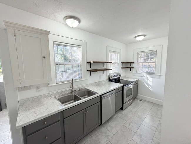 Building Photo - Statesville Downtown - 2BR / 1BA