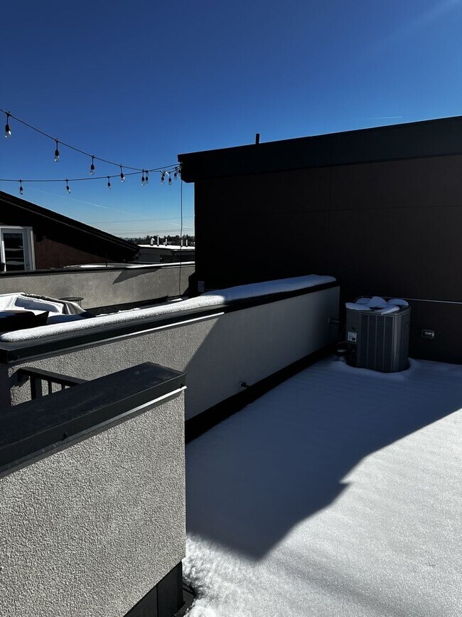 Building Photo - Available Early March!!  Bright and light with fantastic Views!!