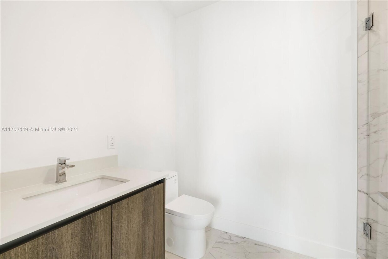Building Photo - 17550 Collins Ave