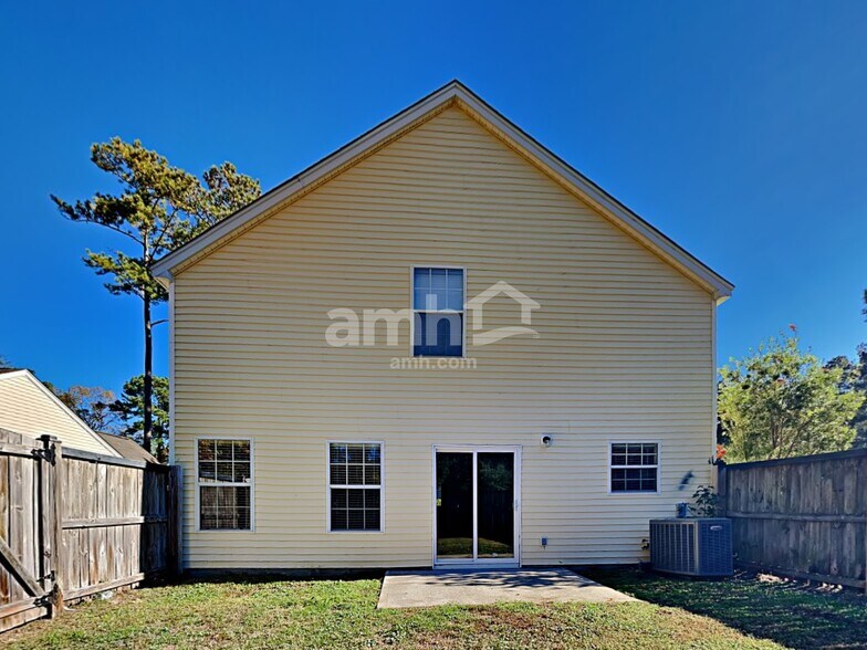 Building Photo - 9001 Greenbriar Dr