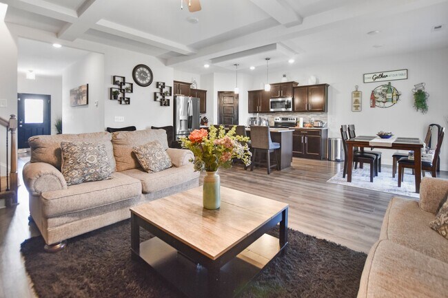Building Photo - Pet Friendly Four Bedroom!
