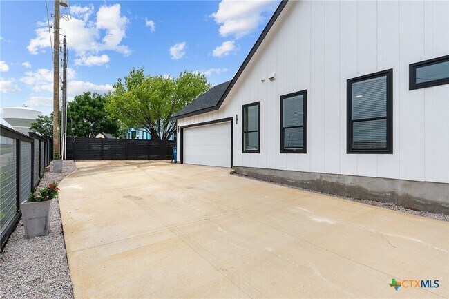 Building Photo - 2204 Magnolia Dr