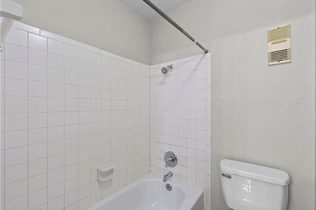 Building Photo - Beautiful 2 Bed, 2 Bath Townhome