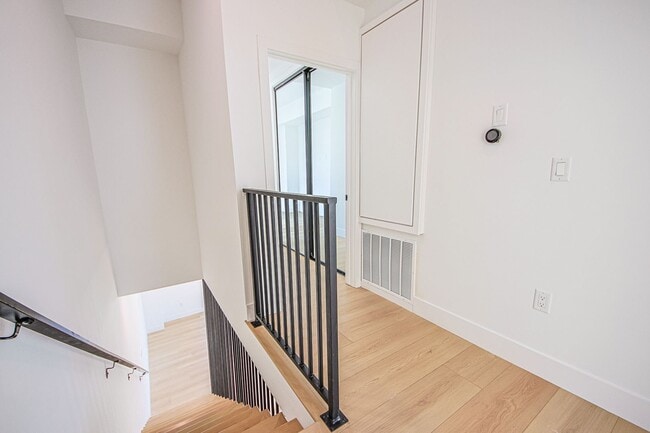 Building Photo - 715 N Gramercy Pl