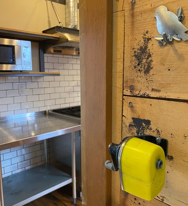 Building Photo - *Unfurnished* Charming, updated and walkable west side 3 BR + den/office