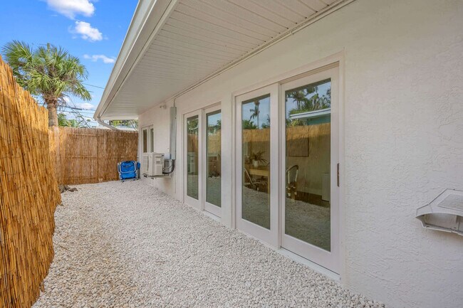 Building Photo - 637 S Orlando Ave