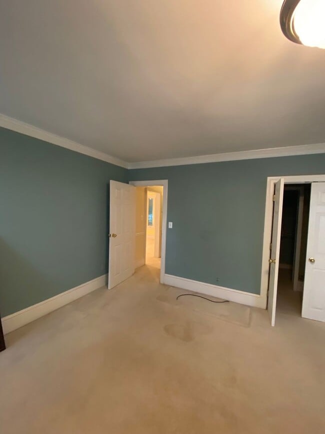 Building Photo - Beautiful 3 BR/2.5 BA Waterfront Home on Trent River!