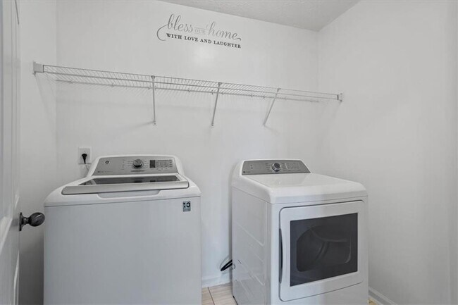 Building Photo - 2615 Snowcrest Pl
