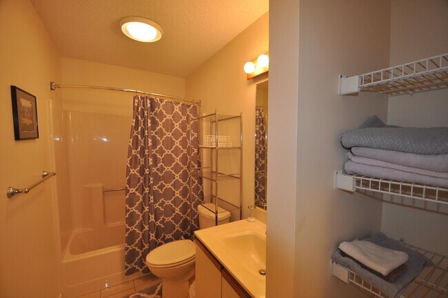 Building Photo - 181 Riverside Townhouses Rd