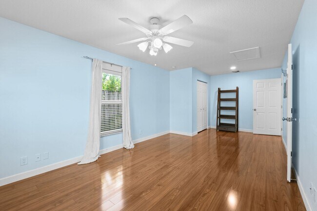 Building Photo - 244 Greymon Dr