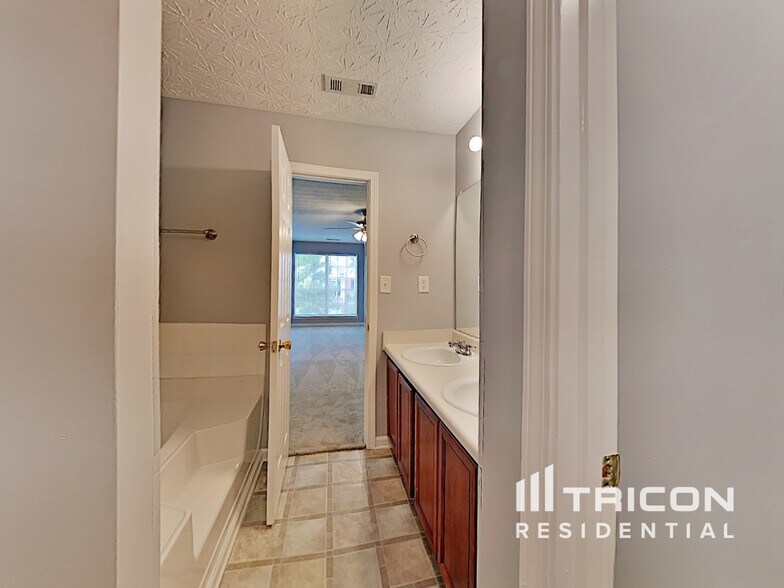 Building Photo - 3703 Harvest Dr