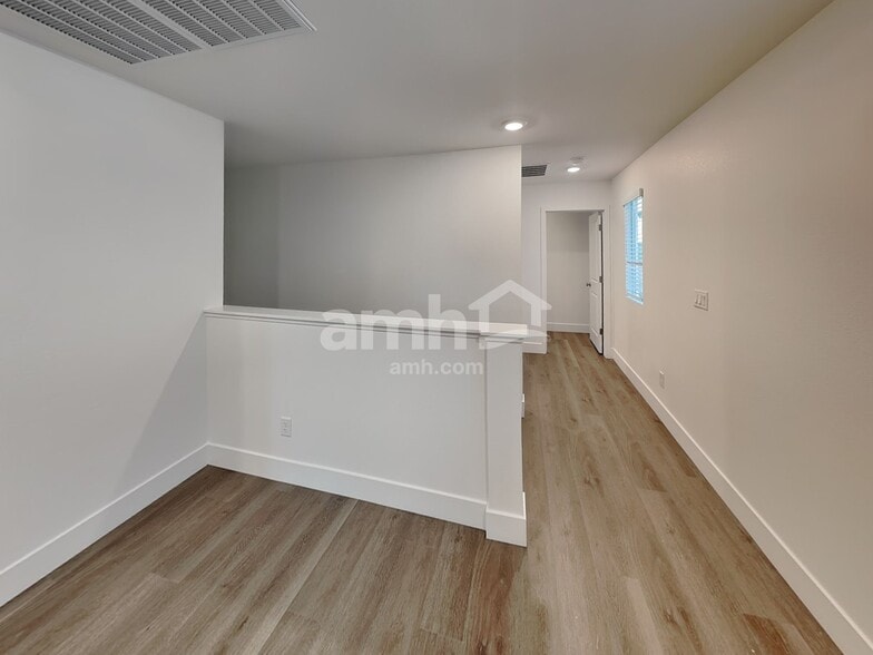 Building Photo - 5871 Vaes Dothrak St