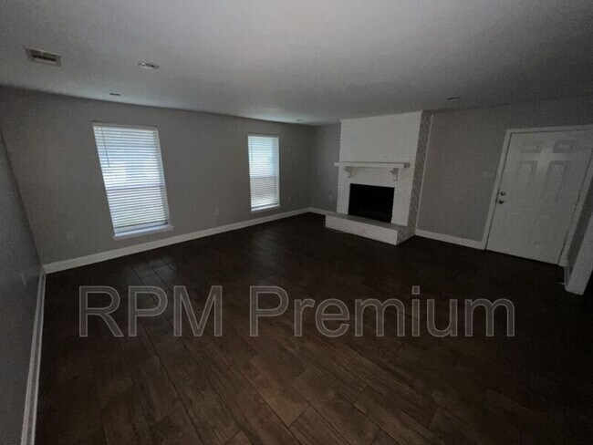 Building Photo - 4922 Sunnybrook Dr